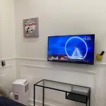 Urban Flat 72 - Pretty 3 Bedroom Flat - Triangle D Or *