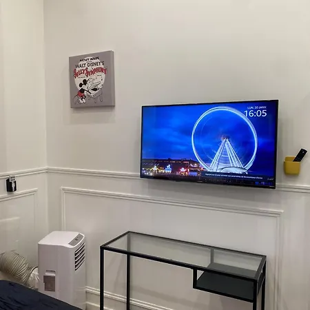 Urban Flat 72 - Pretty 3 Bedroom Flat - Triangle D Or *